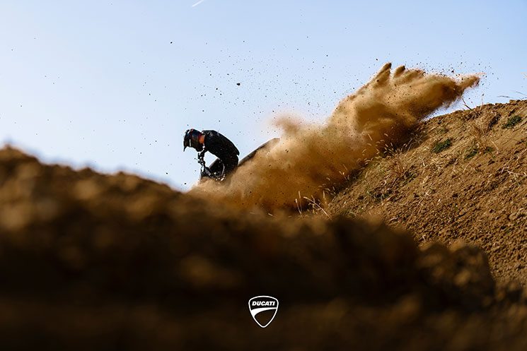 Histórica entrada de Ducati en el Motocross | VIDEO Una silueta de la futura Ducati de motocross escarba el barro en una pista