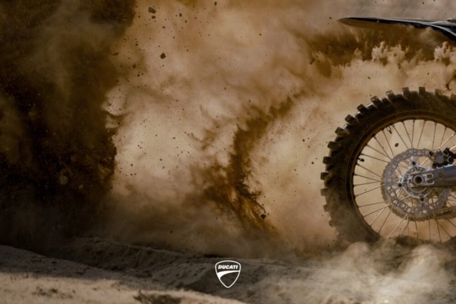 Imagen promocional de Ducati con una rueda trasera despidiendo tierra Imagen promocional de Ducati con una rueda trasera despidiendo tierra