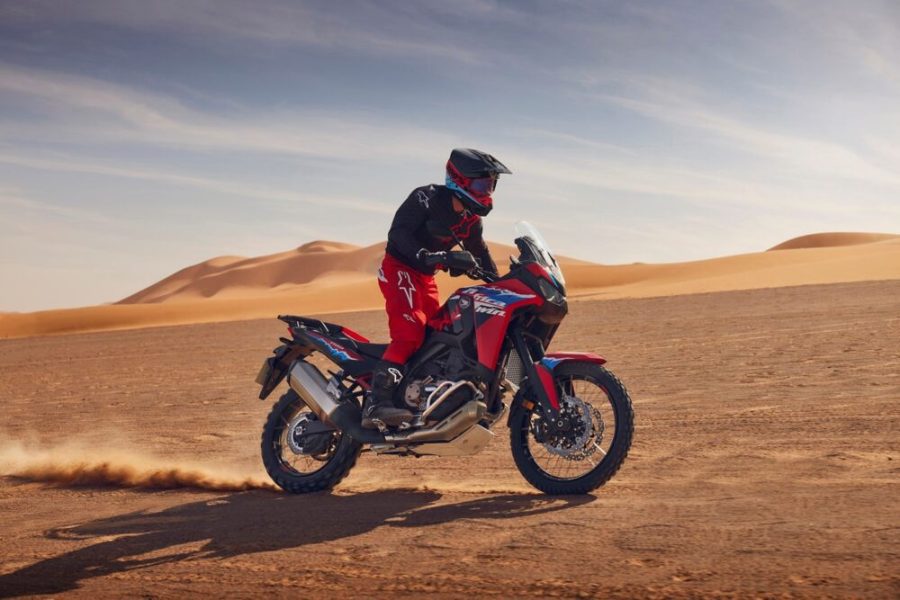 Honda Africa Twin 2024 escarba en la arena Honda Africa Twin 2024 escarba en la arena