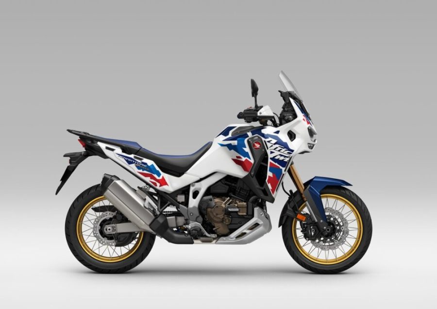 Africa Twin con sus colores típicos y llantas doradas Africa Twin con sus colores típicos y llantas doradas