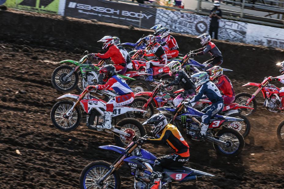 Honda CR Electric Proto pica en punta en una largada