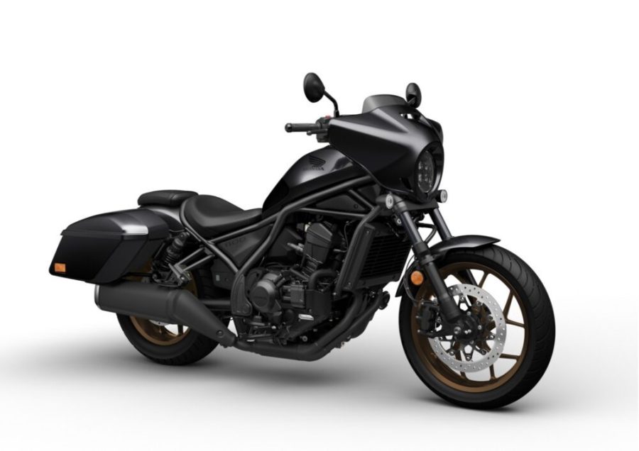 Honda Rebel oscura con frontal y maletas