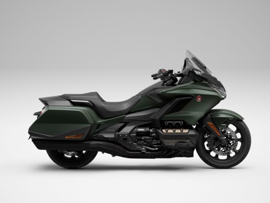 Honda Gold Wing 2024 de color verde oliva