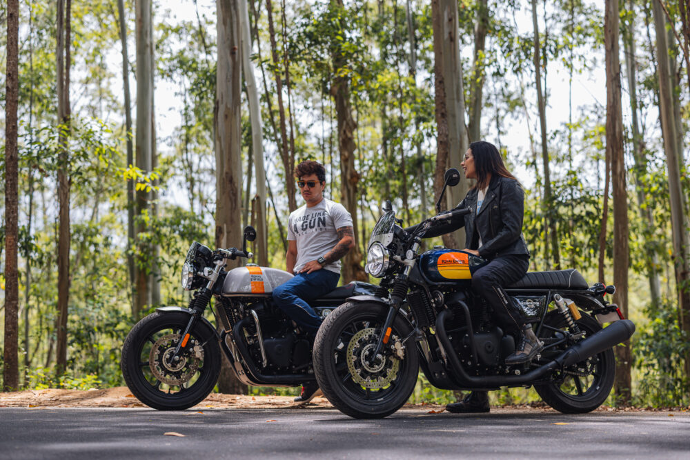 Dos jóvenes dialogan desde una Interceptor 650 a una Continental GT 650 Dos jóvenes dialogan desde una Interceptor 650 a una Continental GT 650