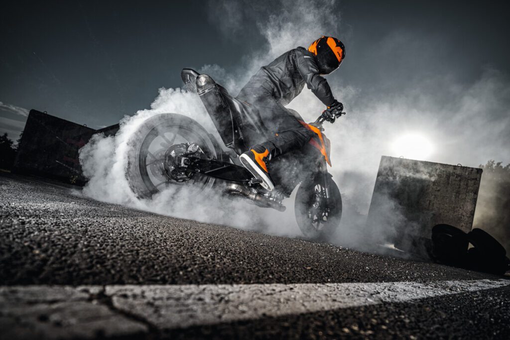 La KTM 790 DUKE 2024 entre el humo