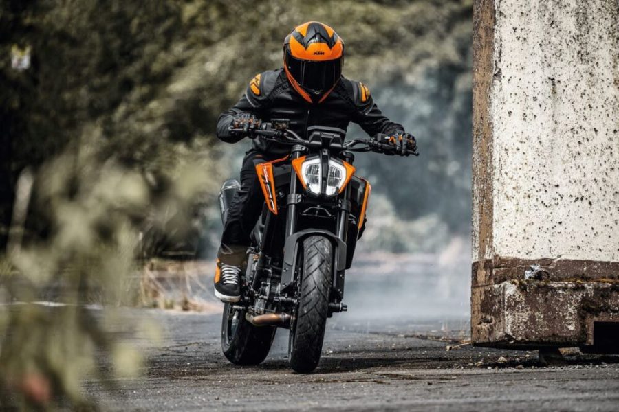 Una 790 DUKE viene de frente
