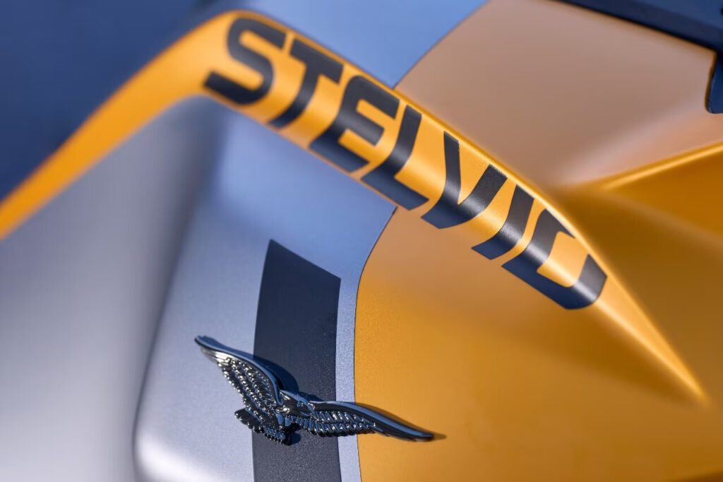 La palabra Stelvio y un águila corpórea sobre un panel de la Moto Guzzi