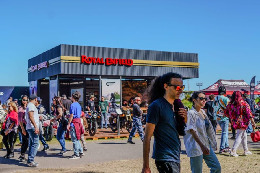 Los visitantes transitan frente al stand de Royal Enfield en Autoclásica 2023 Los visitantes transitan frente al stand de Royal Enfield en Autoclásica 2023
