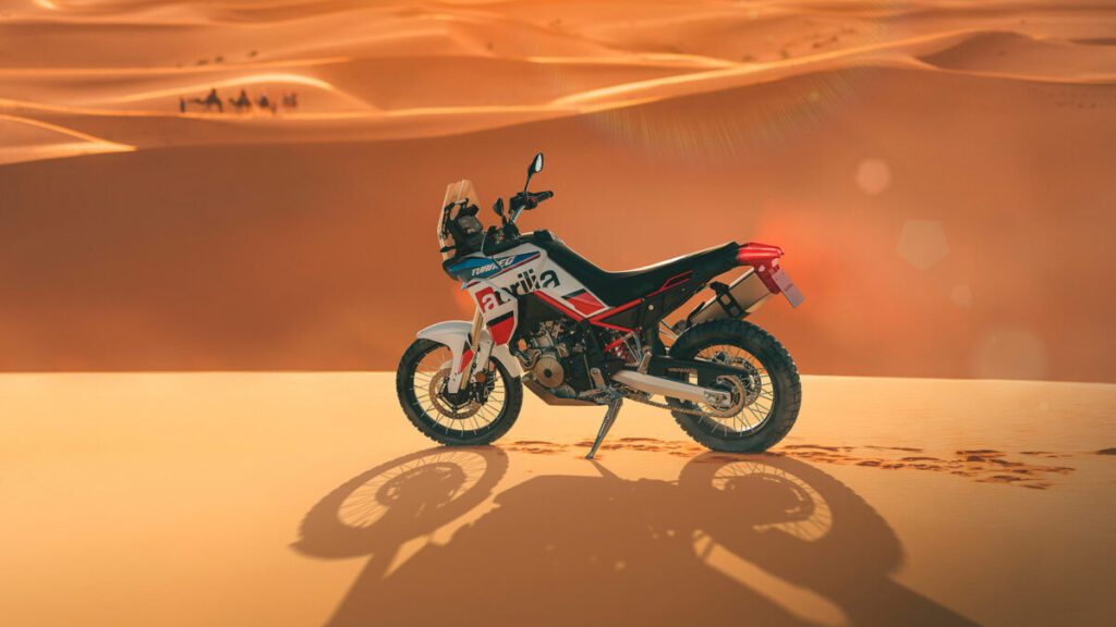 Aprilia Tuareg 660 2024 "descansa" en la arena en un atardecer