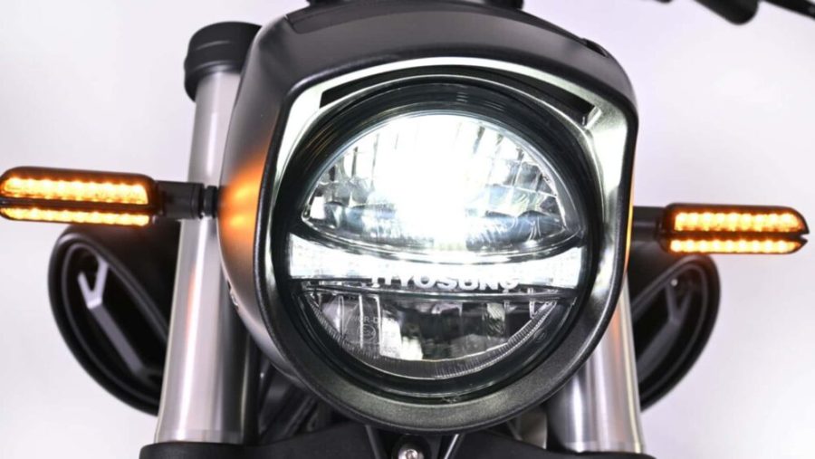 Faro e intermitentes encendidos de la Hyosung GV125R