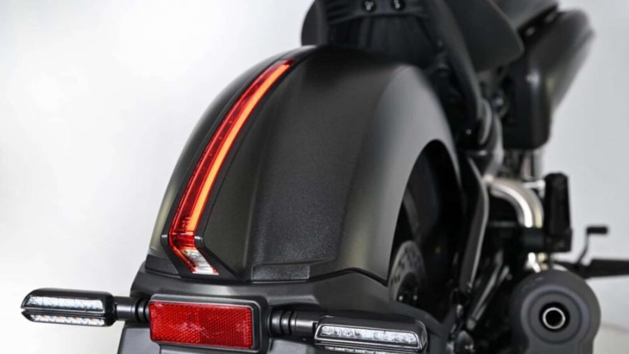 Línea lumínica recorre longitudinalmente más de la mitad del guardabarros trasero de la GV125R