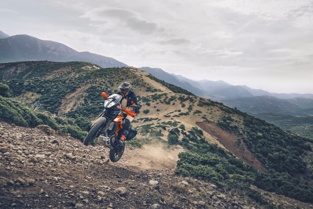 KTM 390 Adventure 2024 rueda virtualmente en el aire