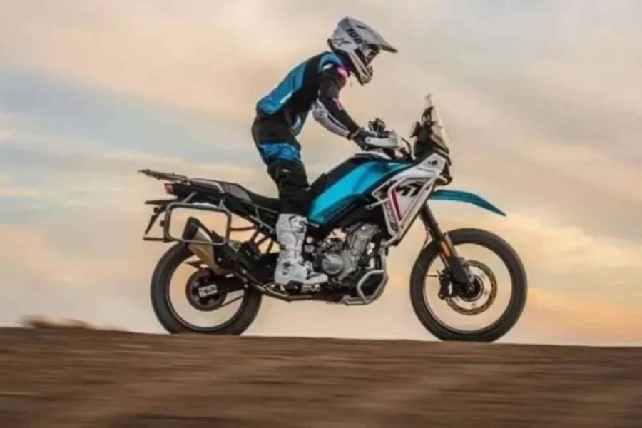 Piloto parado sobre las estriberas de una 450MT en marcha