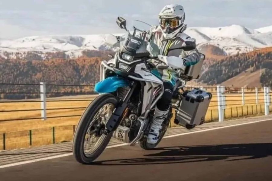 CFMOTO 450MT celeste y blanca en acción