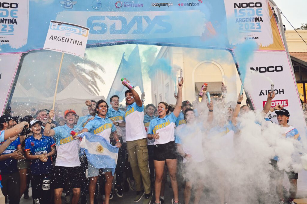 El equipo argentino celebra sobre el escenario en la apertura de los ISDE 2024