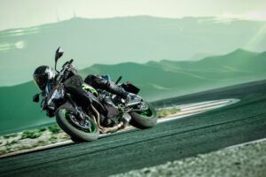Una Z900 toma una curva en una ruta de montaña