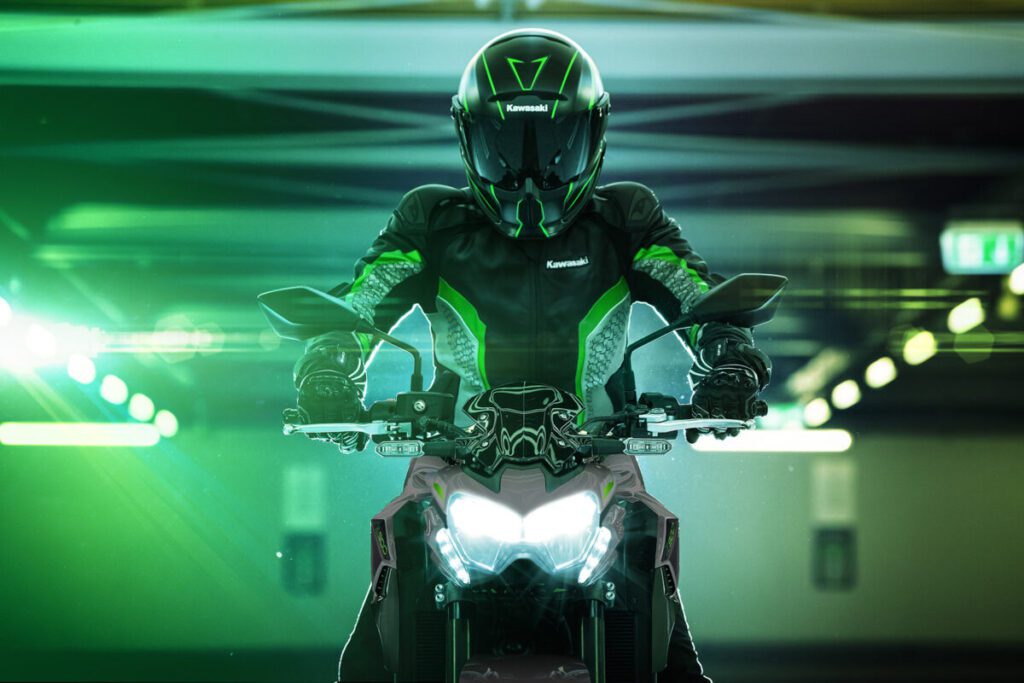 Kawasaki Z900 de frente y con el faro encendido