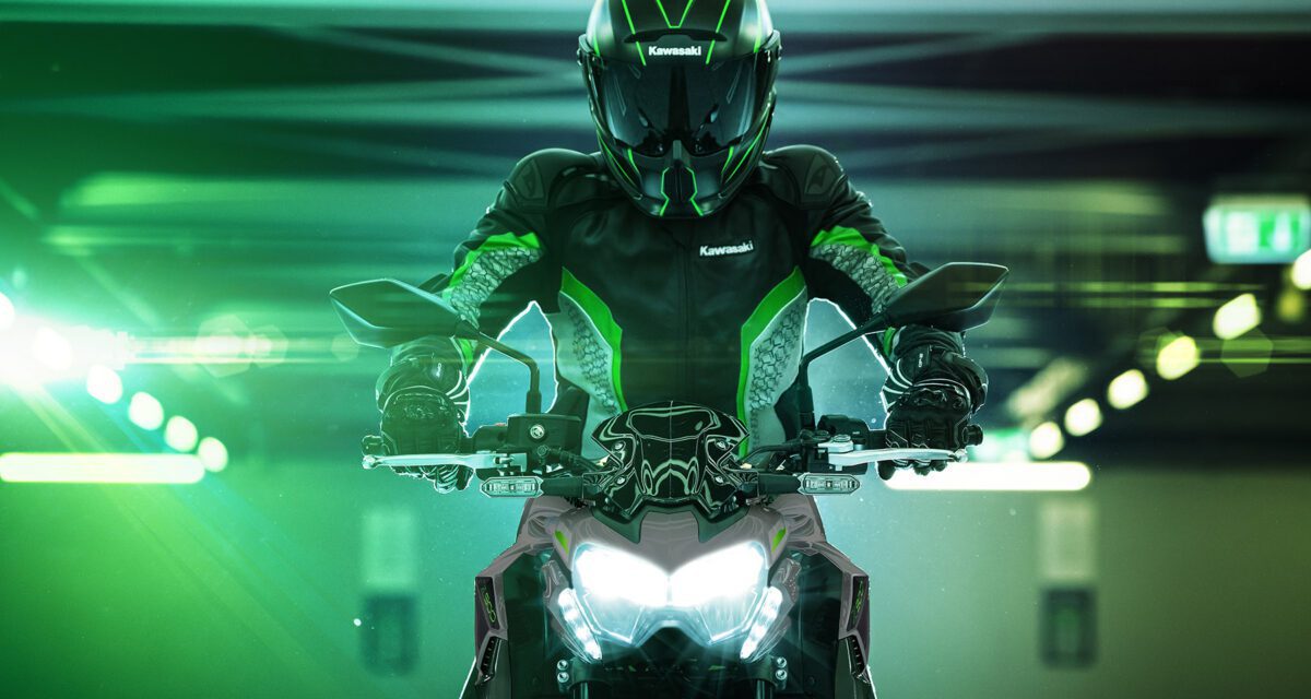 Kawasaki Z900 de frente y con el faro encendido