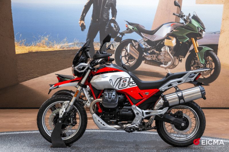 Moto Guzzi V85 2024 en el stand del Eicma 2023
