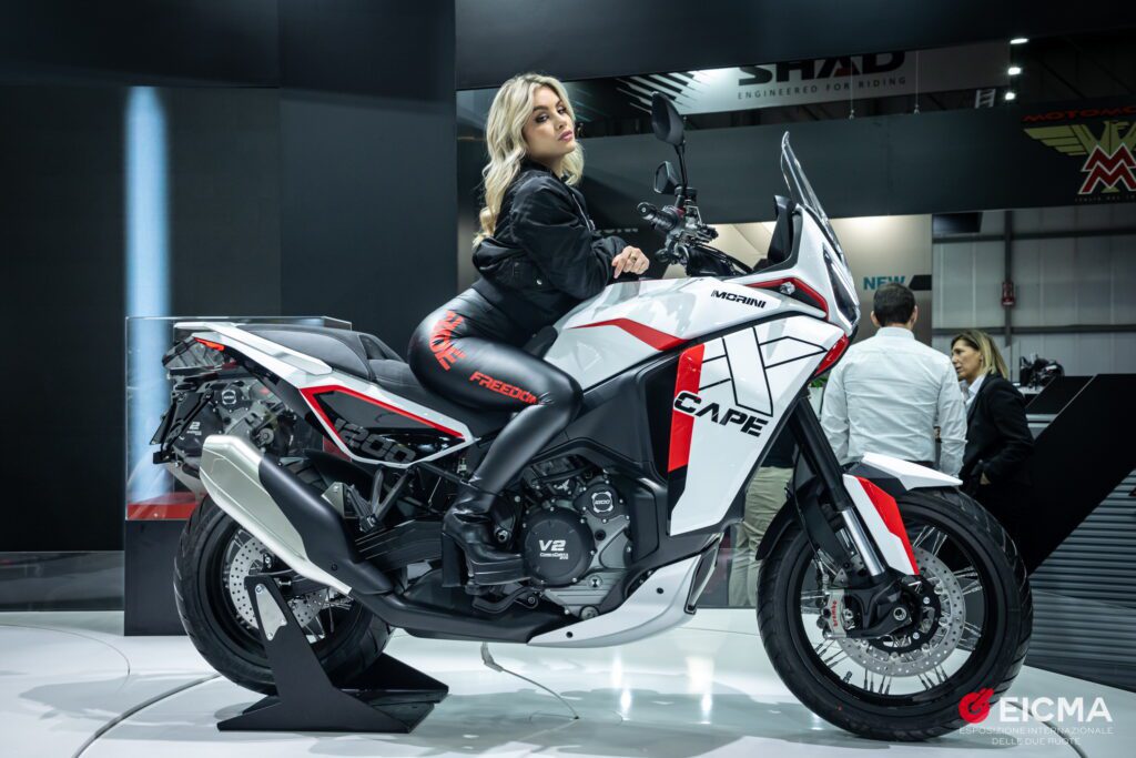 La Moto Morini X-CAPE 1200 en su espacio de exhibición del EICMA