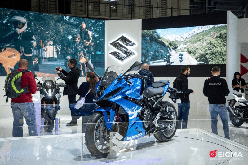 Suzuki GSX-8R Detrás de un cristal en una feria