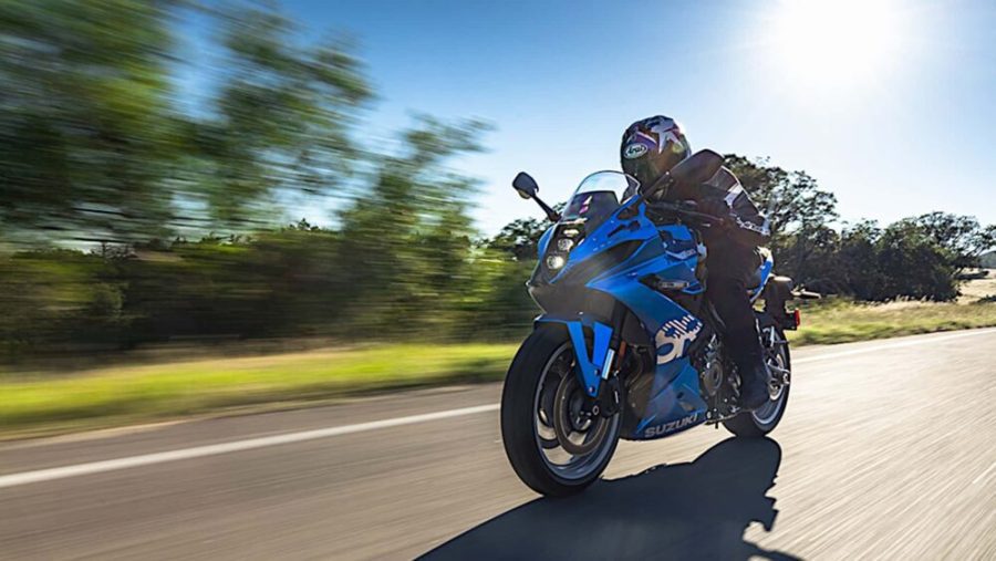Piloto en posición al ataque sobre una GSX-8R en ruta
