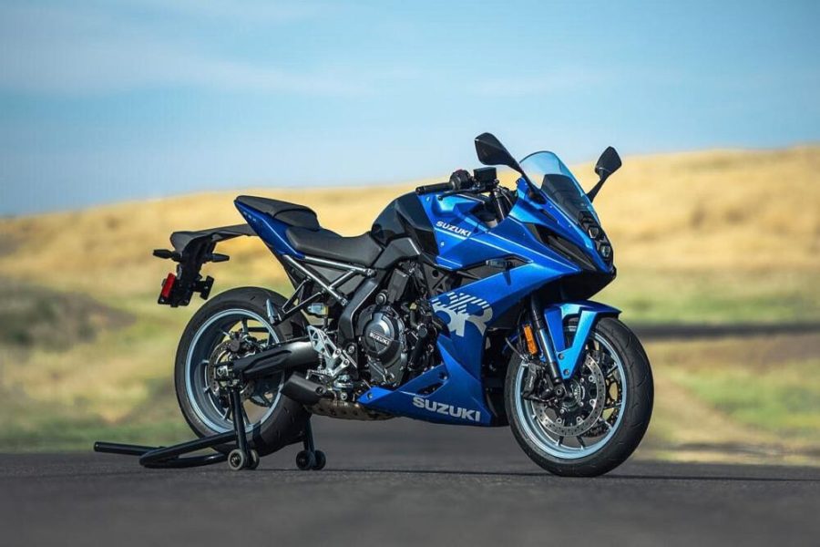 Suzuki GSX-8R azul sobre caballete trasero