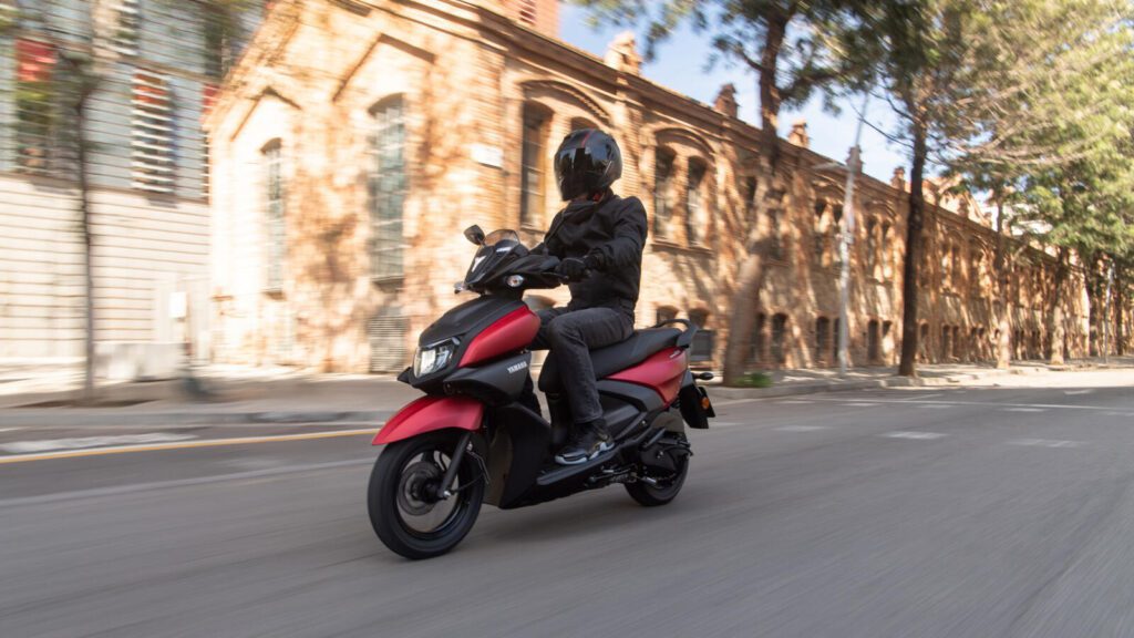 El Yamaha RayZR en marcha por una ciudad