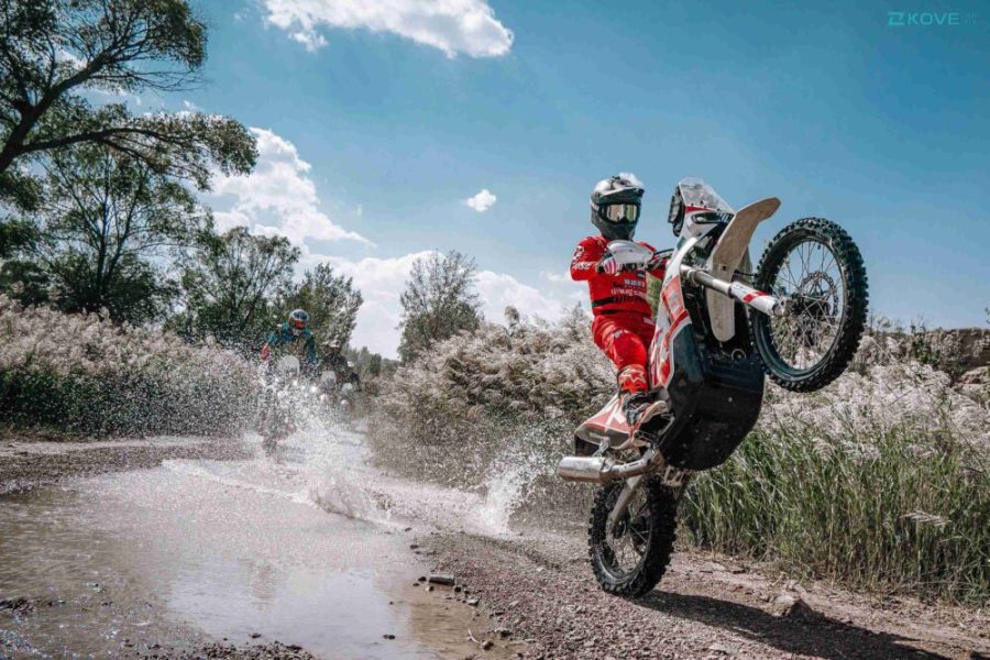 Un hábil conductor ensaya un caballito sobre la Kove 450