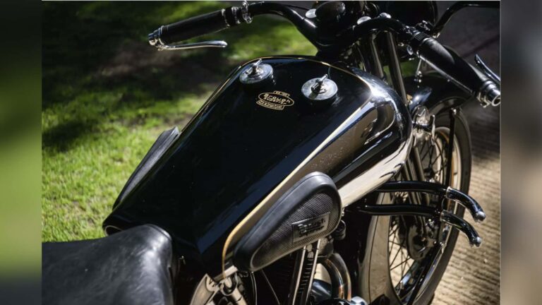 Pagaron 300 mil dólares por una Brough superior SS100 de 1938