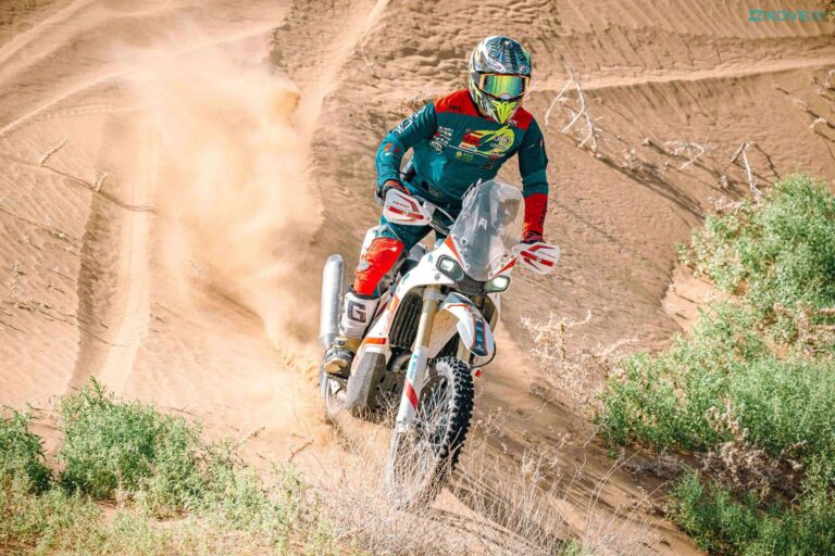 piloto rueda en la erena con una Kove