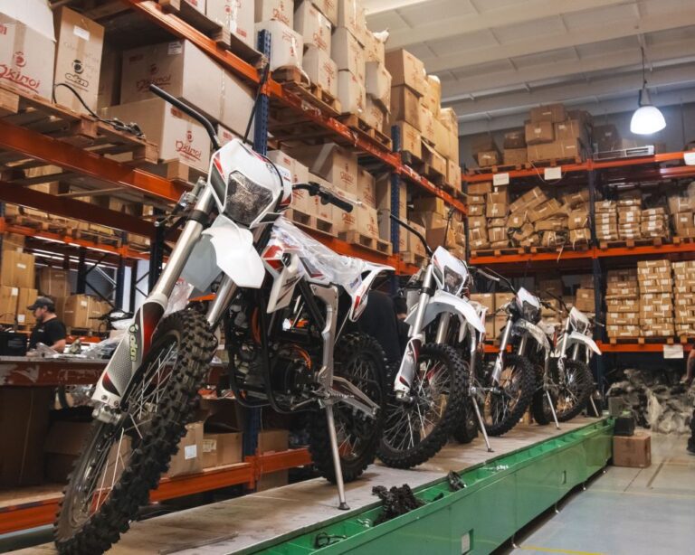 Motos enduro eléctricas Okinoi en línea montaje
