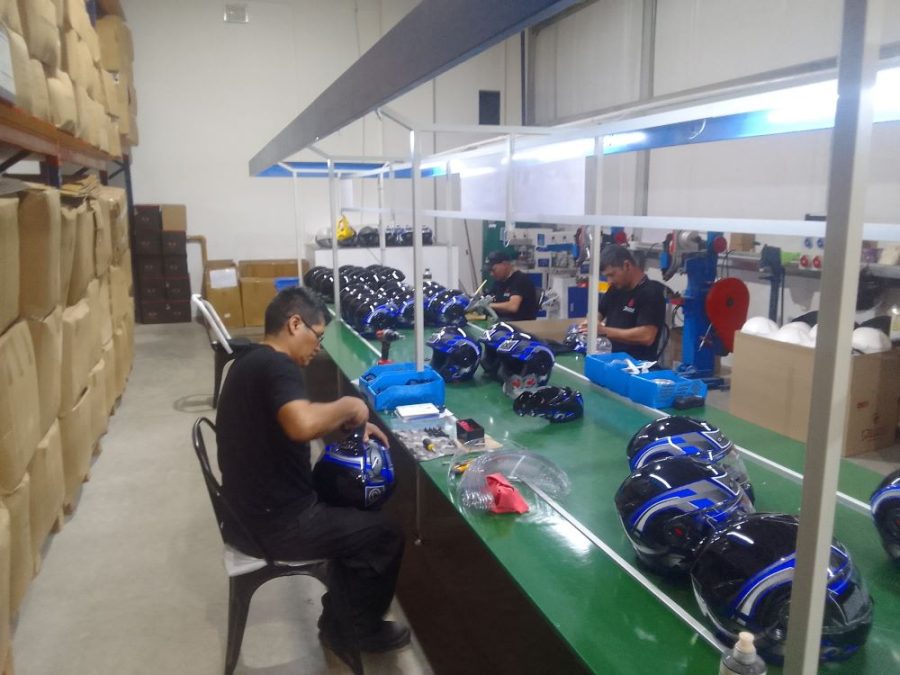  <img src="https://motodinamia.com/wp/wp-content/uploads/2023/11/okinoi-2023-mdm-9.jpg" alt="Sector de armado final de los cascos OKN">