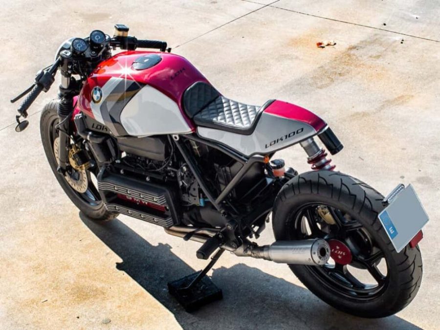 <img src="https://motodinamia.com/wp/wp-content/uploads/2023/12/BMW-K100-Racer-LKD-mdm-1-scaled.jpg" alt="La BMW K 100 Racer fue pintada al estilo de la serie "M" de la marca bávara, aunque los colores elegidos (bordeux y gris) la hacen más exclusiva">