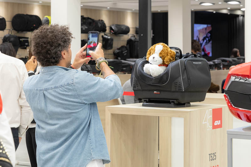 <img src="https://motodinamia.com/wp/wp-content/uploads/2023/12/Bolsa-mascotas-GIVI-mdm-1.jpg" alt="En la parte superior, la bolsa para mascotas GIVIT525 incluye una apertura para la cabeza del animal, única parte del cuerpo que sobresale de la protección">
