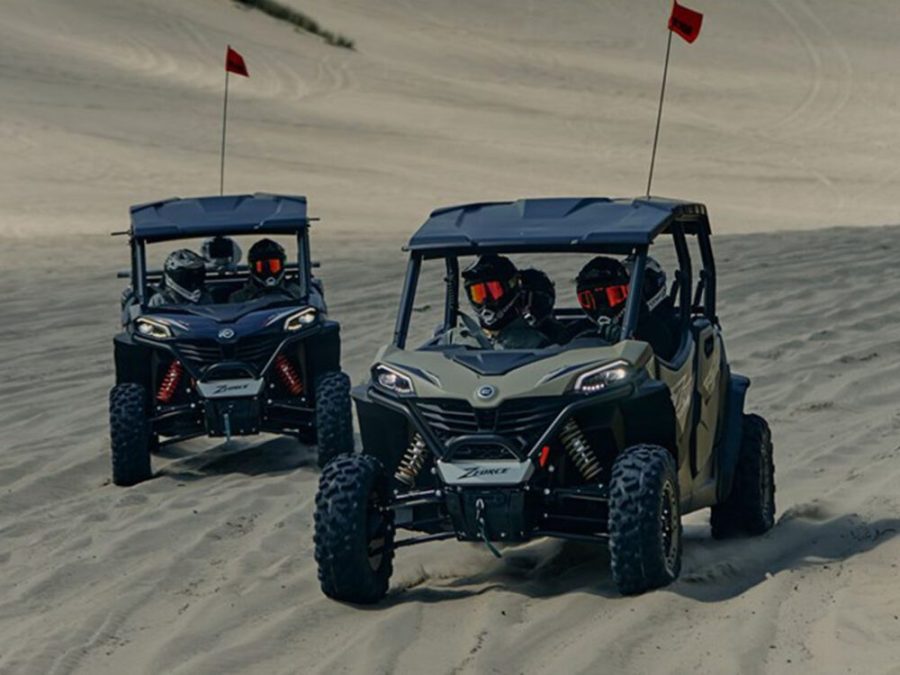 <img src="https://motodinamia.com/wp/wp-content/uploads/2023/12/CFMoto-ZForce-950-Sport-4-mdm-6-scaled.jpg" alt="El CFMoto ZForce 950 Sport 4 sale en colores Desert Tan, Nebula Black y Lava Orange a un precio mucho más bajo que la competencia premium. Luces LED,  malacate para 2.00n kg, techo y barras de protección integran una larga lista de equipamiento de fábrica en el , primer SXS de 4 plazas de la marca china">