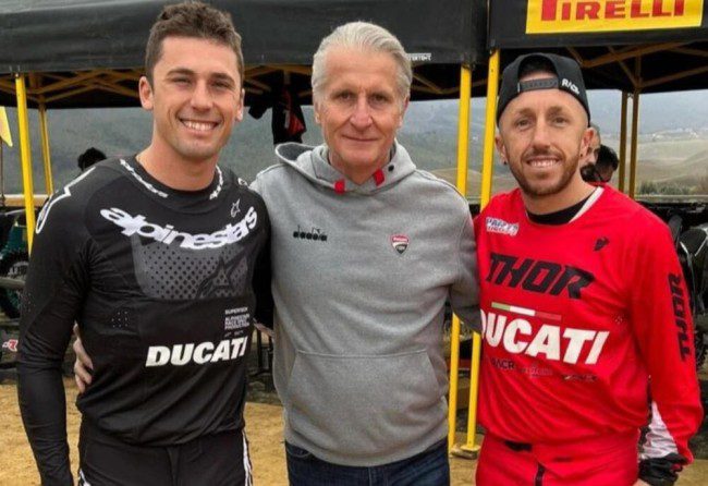 <img src="https://motodinamia.com/wp/wp-content/uploads/2023/12/Ducati-Corse-Off-Road-mdm-1.jpg" alt="Ducati Corse del 2013 al 2023, ha sido llamado para cubrir el rol de Director General de la nueva Ducati Corse Off-Road, con el objetivo de llevar al éxito la casa de Borgo Panigale también en el Off-Road y reportará directamente al Administrador Delegado de Ducati Motor Holding, Claudio Domenicali">