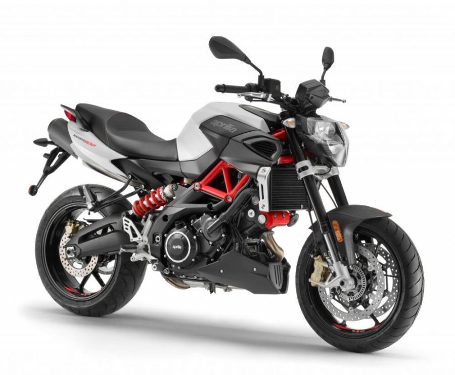 <img src="https://motodinamia.com/wp/wp-content/uploads/2023/12/Gilera-GLR900-Aprilia-Shiver-900-mdm-1-scaled.jpg" alt="La Naked de Aprilia, en catálogo hasta el modelo 2020, poseía un bicilíndrico euro 4 de 95 CV y 90 Nm de par, avanzada electrónica y ayudas de algunos modelos más sofisticados de la marca de Noale">