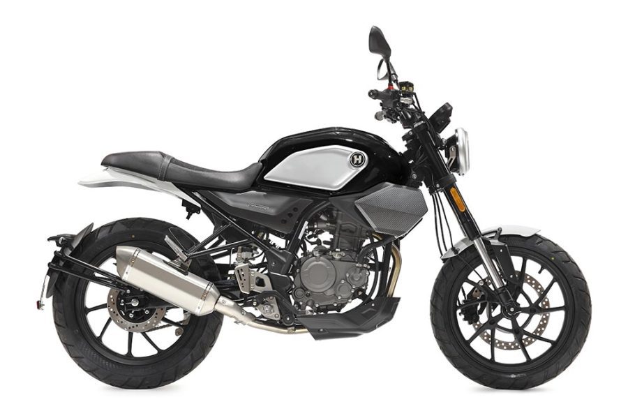 <img data-src="https://motodinamia.com/wp/wp-content/uploads/2023/12/Hanway_SC_125-mdm-8.jpg" alt=" En la Hanway SC 125 Scrambler se distinguen un faro circular con luces LEDs superpuestas, con una guía luminosa en derredor para las luces de posición, y un diminuto piloto trasero incrustado debajo del asiento ">