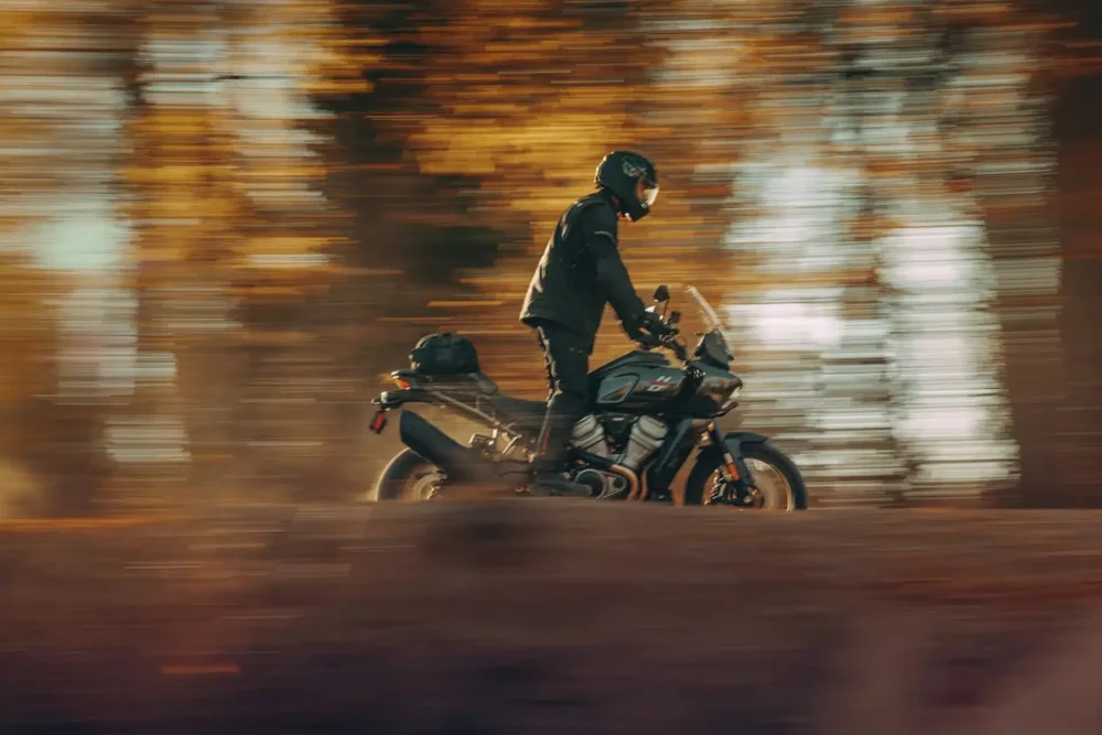 <img data-src="https://motodinamia.com/wp/wp-content/uploads/2023/12/Harley-Davidson-X-350-RA-mdm-3-scaled.webp" alt="La decisión de Harley-Davidson de producir una Pan America 350 sobre la base de la X350, no deja de ser interesante">