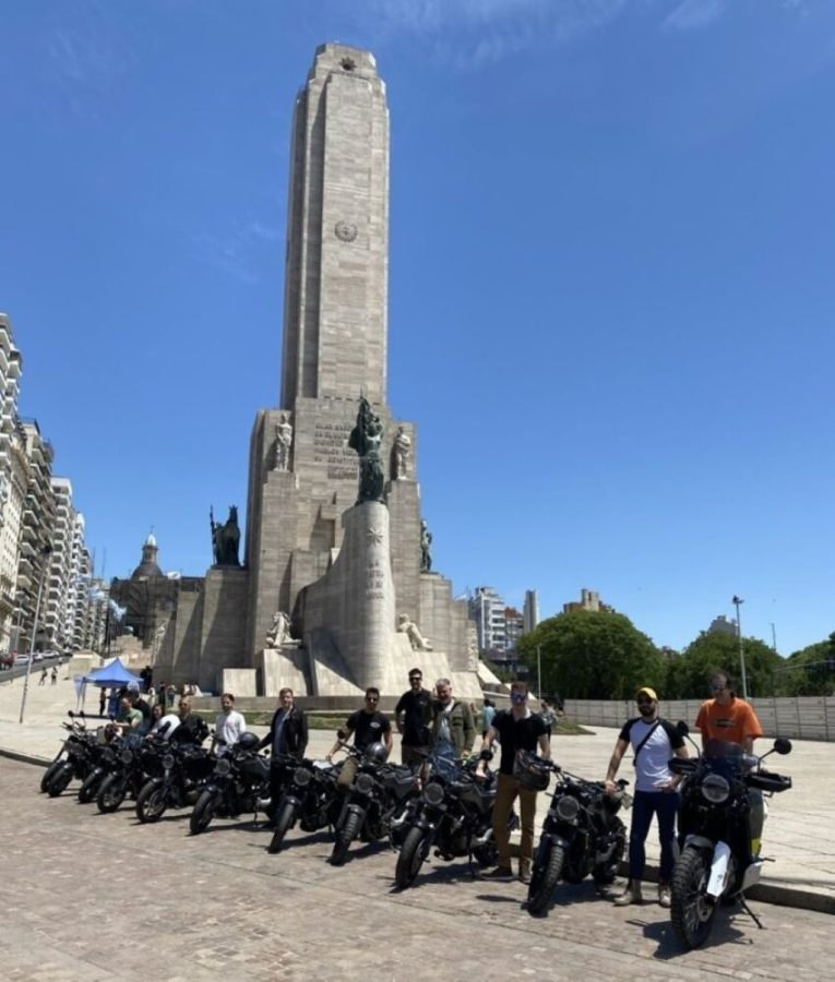 <img src="https://motodinamia.com/wp/wp-content/uploads/2023/12/Husqvarna-HUSKY-RIDE-ARGENTINA-mdm-1--scaled.jpg" alt="Los participantes del Husky Ride Argentina de Rosario posan junto al Monumento a la Bandera">