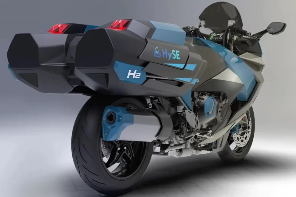 <img src="https://motodinamia.com/wp/wp-content/uploads/2023/12/Kawasaki-H2-HySE-mdm-5-scaled.webp" alt="La Ninja H2 HySE porta un motor de hidrógeno sobrealimentado con inyección directa. La incorporación de la inyección directa en las cámaras de combustión es toda una novedad para un motor de moto">