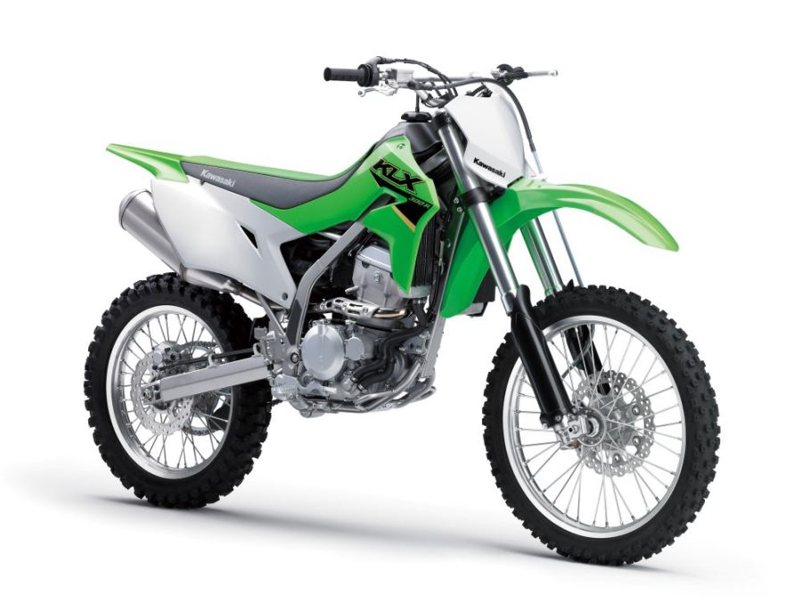 <img src="https://motodinamia.com/wp/wp-content/uploads/2023/12/Kawasaki-KLW-300-R-mdm-1.jpg" alt="La Kawasaki KLX300R es la más explosiva de las hermanas on-off">