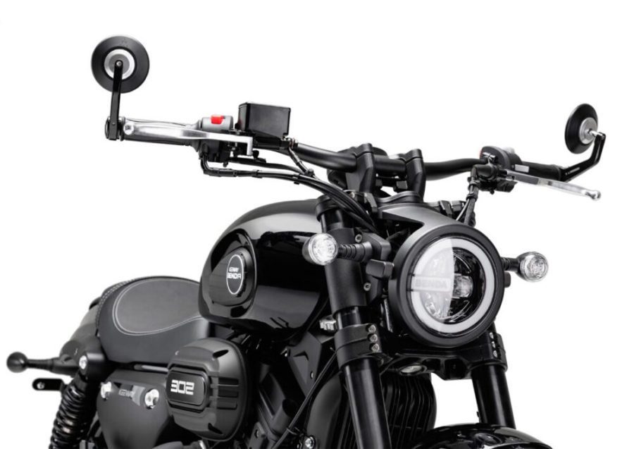 Frontal de una V302C con faro redondo y retrovisores en los puños Frontal de una V302C con faro redondo y retrovisores en los puños