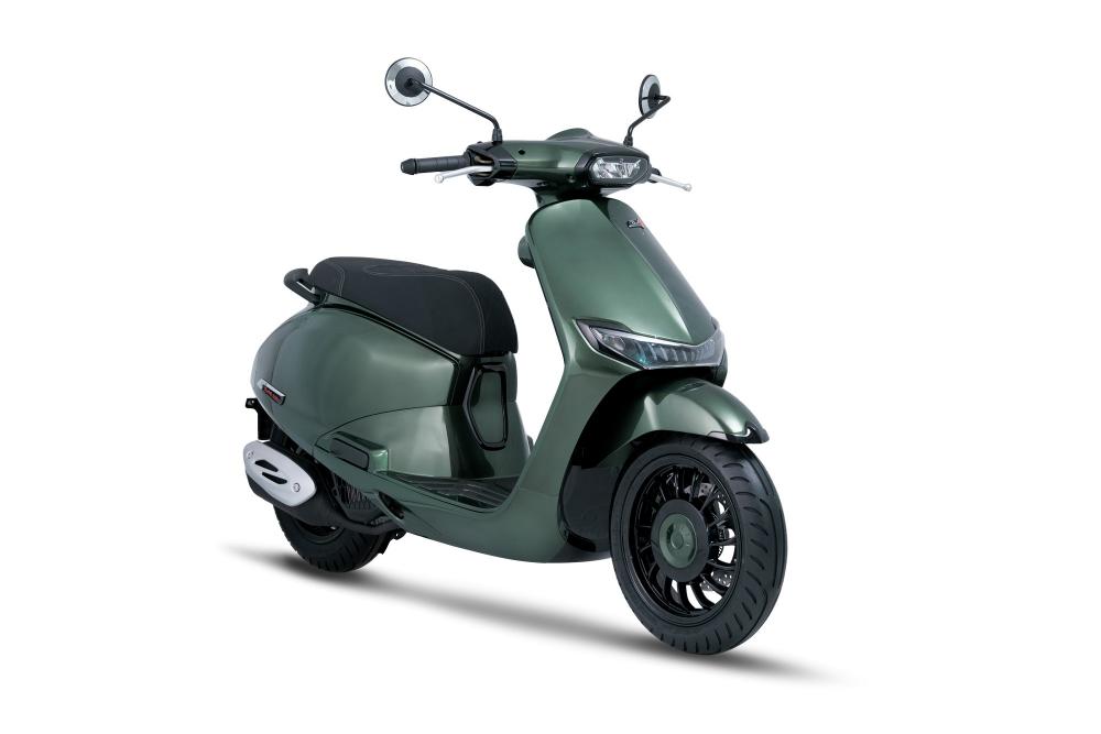 <img src="https://motodinamia.com/wp/wp-content/uploads/2023/12/Kove_DAE_125-mdm-4.jpeg" alt="Equipado con un motor monocilíndrico de 125 cc, 4 tiempos, refrigeración líquida y 11 CV de potencia, el scooter alcanza una velocidad máxima de 90 km/h">