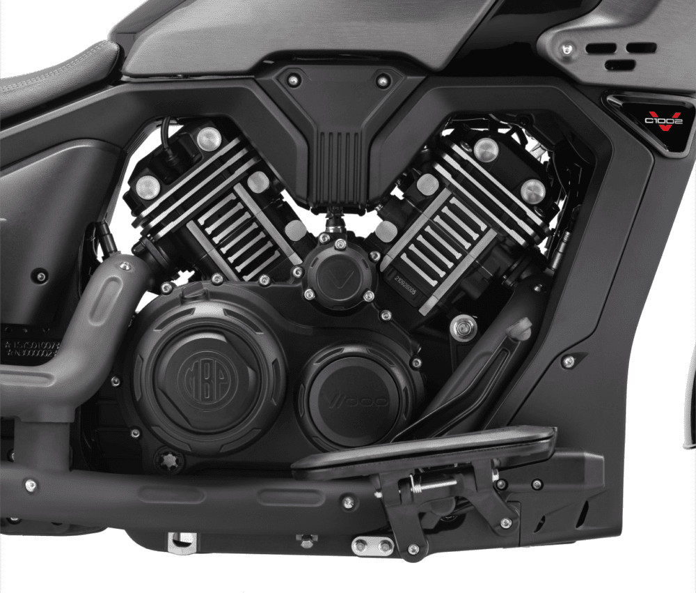 <img src="https://motodinamia.com/wp/wp-content/uploads/2023/12/MBP-C1002V-mdm-4.jpg" alt="El chasis doble cuna de acero al desnudo de la MBP C1002V deja ver el bicilíndrico de 4 tiempos, SOHC, 8 válvulas y refrigeración líquida que entrega 87 CV a 7200 rpm">