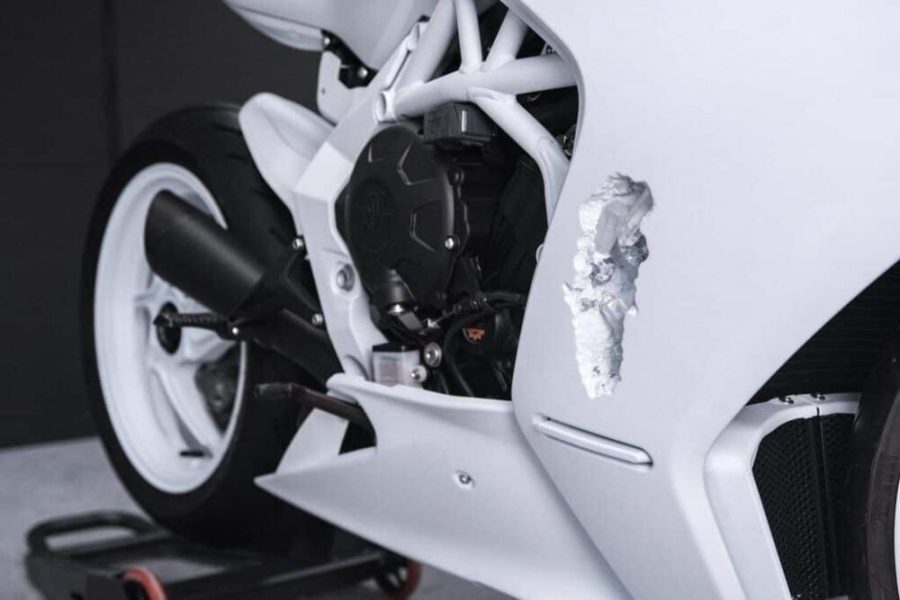 <img src="https://motodinamia.com/wp/wp-content/uploads/2023/12/MV-Agusta-Superveloce-Arsham-mdm-4-scaled.jpeg" alt="El chasis tubular de la MV Agusta Superveloce Arsham, inherente a la Superveloce 800, se pintó de blanco para integrarse armoniosamente con el diseño general">