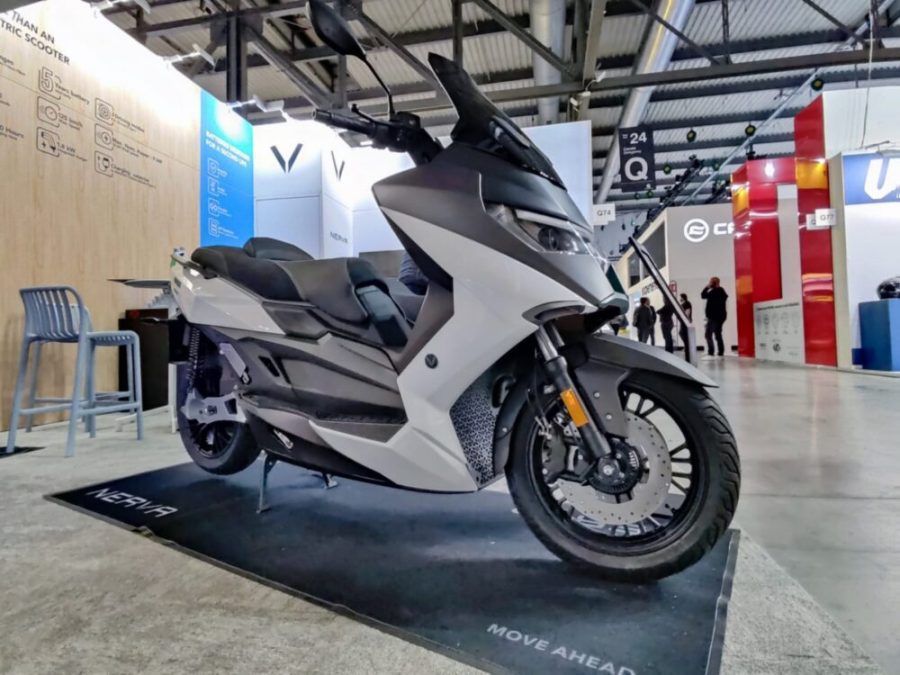 <img src="https://motodinamia.com/wp/wp-content/uploads/2023/12/Nerva-Eicma-2023-mdm-5-scaled.jpg" alt="El nuevo modelo Nerva EXE II, el tope de gama, es una evolución técnica del EXE. Se trata de un Scooter GT con un paquete de baterías Blade con 7,83 kWh de capacidad. Con un cargador de 3,3 kWh, completa su carga completa desde 0 en 2,4 horas. En 2 horas llega al 80%">