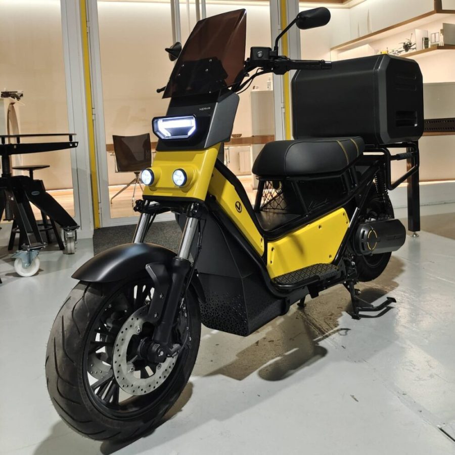 <img src="https://motodinamia.com/wp/wp-content/uploads/2023/12/Nerva-Eicma-2023-mdm-6-scaled.jpg" alt="El Cargo es un Scooter monoplaza "business" diseñado para transitar ágilmente por el centro de las grandes ciudades con buena capacidad de carga. Con chasis y mecánica del EXE, su motor de 9 kW (12 CV) recorre hasta 140 km en modo Normal (105 en Eco) y llega a los 100 km/h de velocidad">