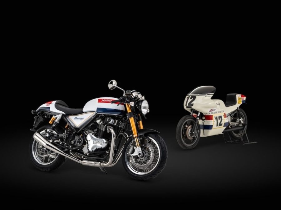 <img src="https://motodinamia.com/wp/wp-content/uploads/2023/12/Norton-edicion-125-aniversario-mdm-4-scaled.jpeg" alt="La Norton Commando 961 LE Transatlantic 1 revive la icónica decoración roja, blanca y azul de la Norton 750 de 1972, creada para competir en la categoría de Formula 750 británica, en el Tourist Trophy y en el Trofeo Transatlantic.>